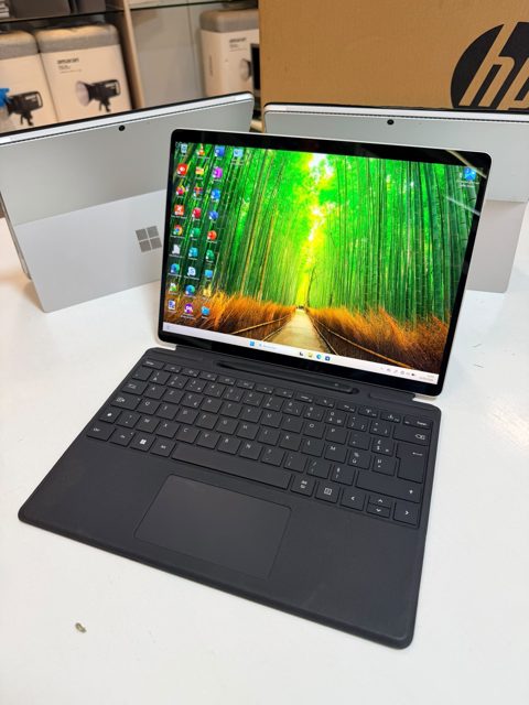 ✅-Microsoft surface PRO 8  ✅-core i5 11th gen 8cpu  ✅-256GO SSD  ✅-8GO RAM  ✅clavier et stylet inclus
